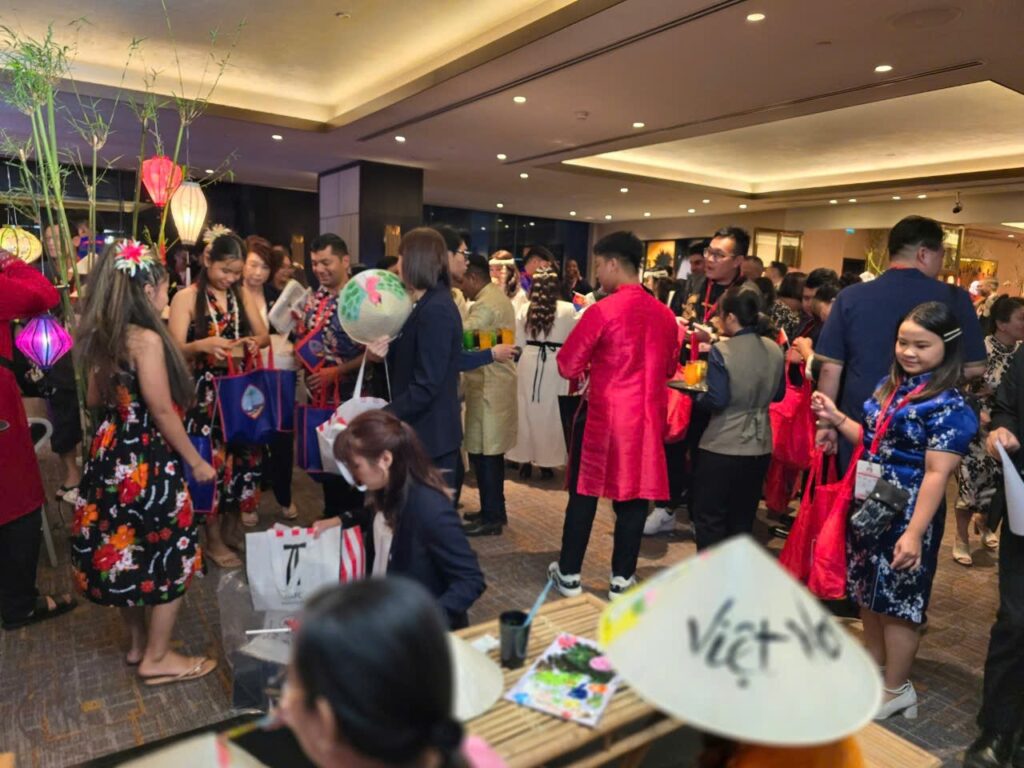 conical hat painting workshop TPHCM