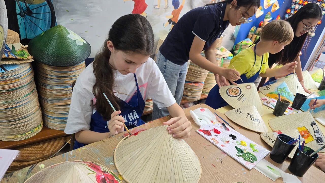 student-conical-hat-painting-workshop-saigon.jpg