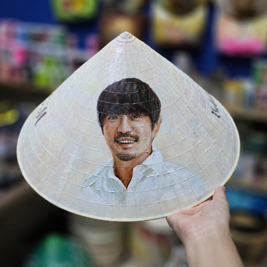 Vietnamese conical hat painting workshop for tour groups
