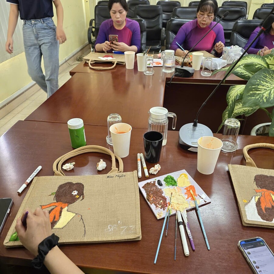 Bag painting workshop at Suntrail Gallery