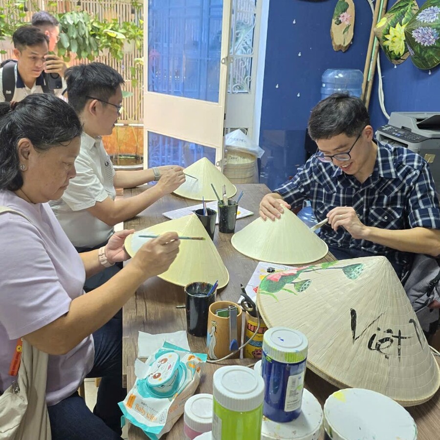 Paint a Vietnamese conical hat in Saigon