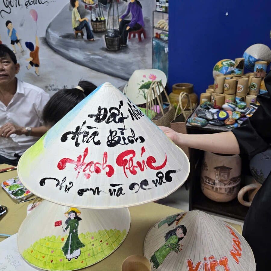 Hand-painted conical hats and Vietnamese craft gifts