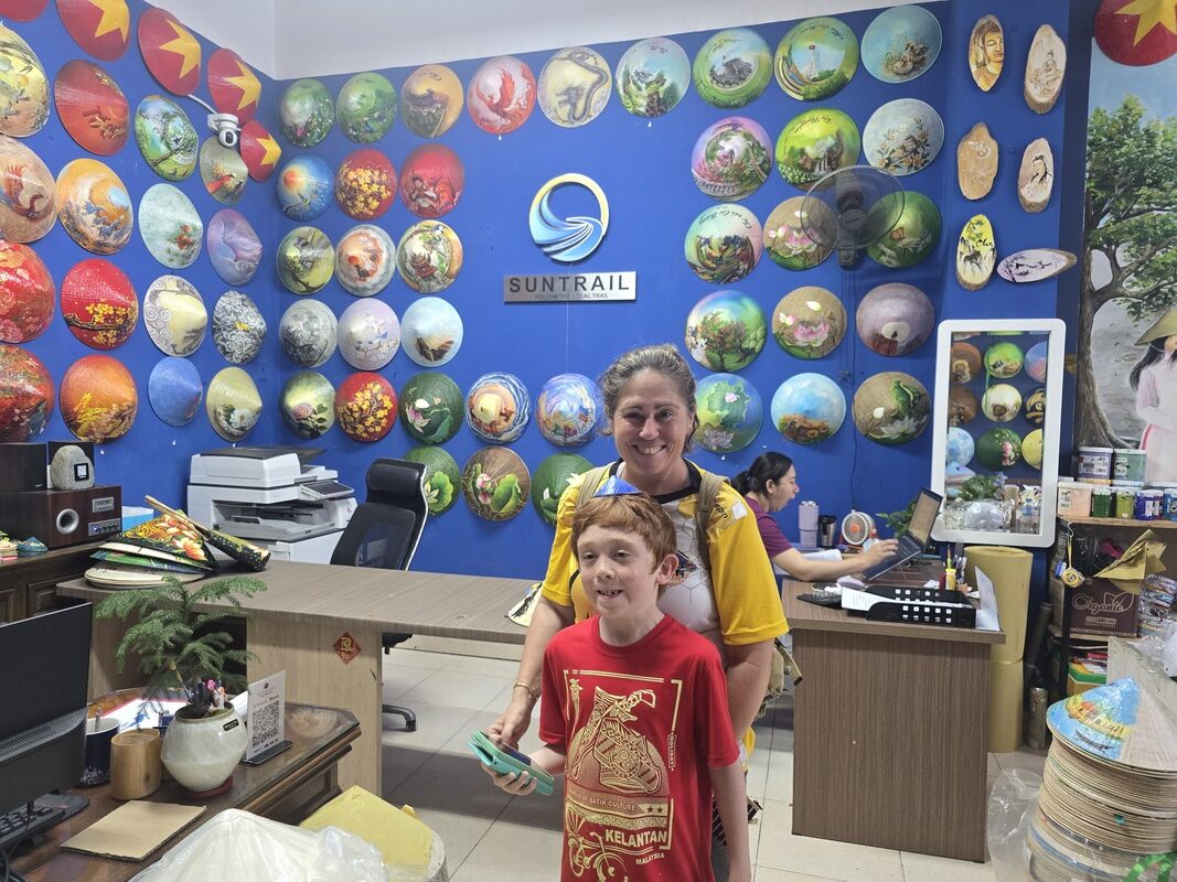 Khách tập trung tại Suntrail Gallery trước giờ khởi hành tour riêng