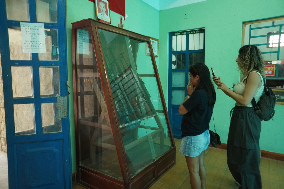 Cu Chi Tunnels distance and half-day plan: guests looking at a wartime exhibit