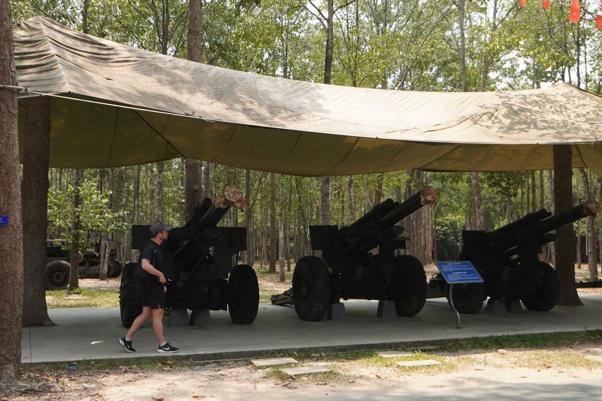 Is Cu Chi worth visiting from Ho Chi Minh City for history: artillery on display under the trees