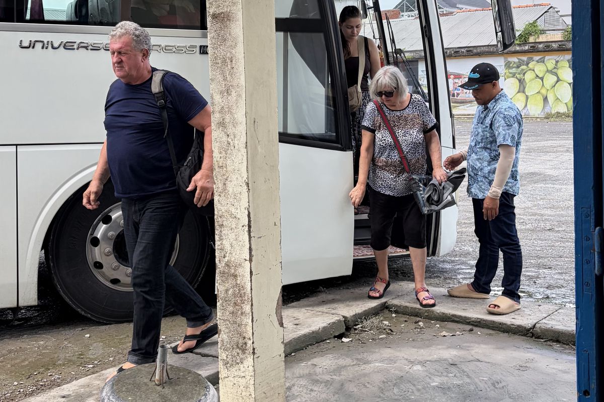 Can Tho city guide: travellers stepping off the coach at the start of a Mekong Delta day trip